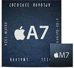 Comparaison des tailles d'un microprocesseur et d'un co-processeur utilisés dans le téléphone.