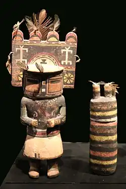 Poupées kachina Hopi. Bois, pigments, plumes,  : à g. H. 25, à d. H. 16&nbsp;cm. États-Unis. 1850-1950