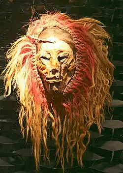 Tête trophée, Nazca. Os, dents, peau, cheveux, fibres, bois, tissu. H. 40&nbsp;cm. Pérou. 300 AEC -800 EC