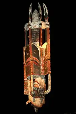 Masque malagan.  Bois, pigment, coquillages. H. 89&nbsp;cm. Papouasie-Nouvelle-Guinée. Nouvelle-Irlande. 1900-1950