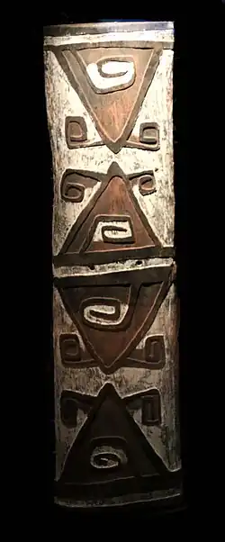 Bouclier. Bois, pigments, H. 140&nbsp;cm. Star mountains, Papouasie-Nouvelle-Guinée. 1900-1950