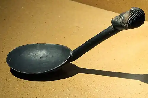 Cuiller. Baoulé. Bois. L. env. 15&nbsp;cm. Côte d'Ivoire. 1850-1950