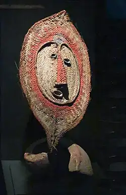 Monnaie de mariage, peuple Boiken. Bois, pigment, fibres, coquillages. H. 41,5&nbsp;cm.  Papouasie-Nouvelle-Guinée. 1900-1950