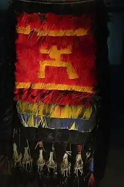 Élément d'une coiffe olok. Peuple Wayana. Plastron masculin passé au dos du danseur. Détail, L. 30&nbsp;cm.