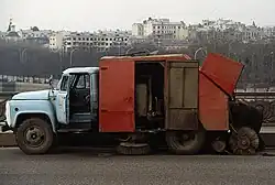 Un balayeur PU-53 basé sur un GAZ-53A à Moscou, 1992.