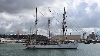 Le Marité vient d'appareiller et partir naviguer en rade de Brest.