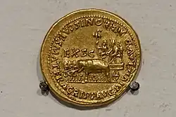 Aureus de Néron : Char de Claude divinisé tiré par quatre éléphants.