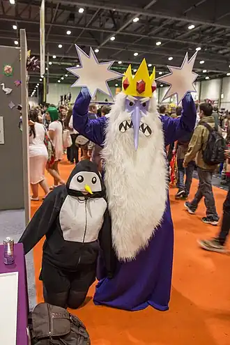 Cosplay du Roi des Glaces (à droite) et de son pingouin domestique Günter (à gauche).