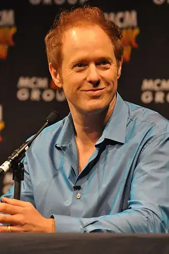 Raphael Sbarge interprète Archibald « Archie » Hopper / Jiminy Cricket.