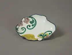 Petit plat, décor aux émaux sur couverte, premier Nabeshima, fin XVIIe (Metropolitan Museum of Art).
