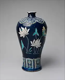 Vase. Porcelaine fahua à décor cloisonné de lotus. H. 36,8 cm. Fin XVe siècle.The Met