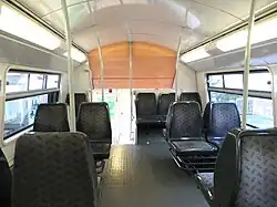 Intérieur d'une voiture en salle haute.