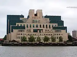 Comme dans Le monde ne suffit pas, le siège du MI6 est touché.