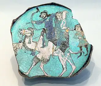 Assiette décorée, un homme et une femme sur un dromadaire.