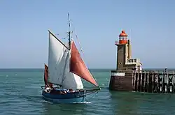 Milpat devant le phare et les estacades&nbsp;de Fécamp&nbsp;en 2013.