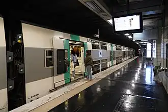 MI 09 à quai voie 1C. Il assure un RER A à destination de Marne-la-Vallée - Chessy.