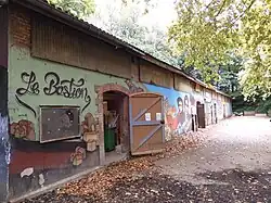 Batiment de la MJC Le Bastion, face au boulevard des Adieux.
