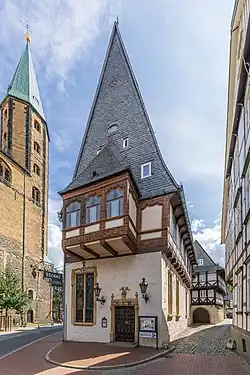 Vue de côté le long de l'église Sts Cosme et Damien