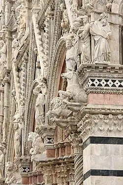 Façade gothique de la cathédrale de Sienne, XIIIe&nbsp;siècle, en partie conçue et sculptée par les Pisano père et fils, célèbres sculpteurs gothiques sur marbre.