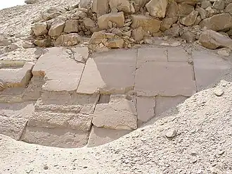 Vestiges du revêtement de la pyramide