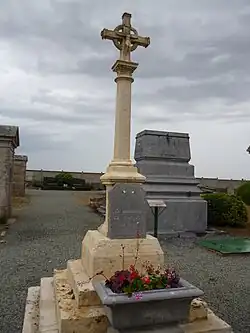 Monument aux morts du cimetière du Courtil Frenoy,