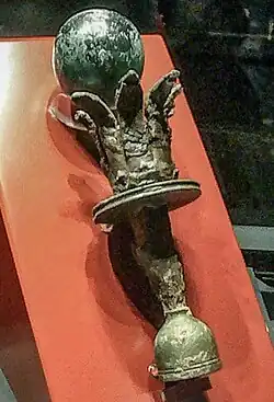 Insigne impérial en bronze et verre teinté.