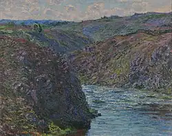 Une vallée encaissée où coule une rivière et où pousse de la végétation.