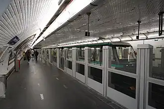 La station en service avec les portes palières.