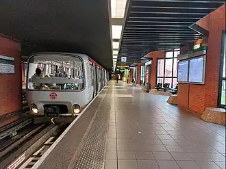 Intérieur de la station, sur le quai direction "Gare de Vaise", avec la rame 343-344
