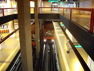 Deux rames de la ligne D, à quai à la station Garibaldi.