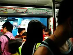 Passagers montant dans une rame.