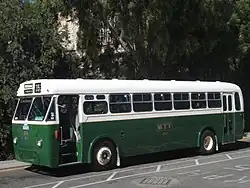 Photo d'un bus bicolore (blanc au niveau des fenêtres et vert foncé en-dessous)