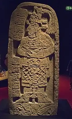 Stèle 24 de Naranjo : reine maya piétinant un captif