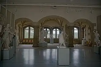 Salle d'exposition de la gypsothèque.