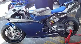 MV Agusta F4 avec kit F43 Tributo (édition limitée) de Tamburini Corse&nbsp;(en), en hommage à Massimo Tamburini (né en 1943) et aux 25 ans de la F4.