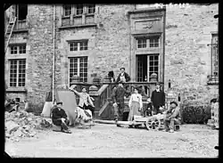 Maçons devant le château du Bois Cornillé, entre 1904 et 1939, Val d'Izé.