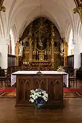 Maître autel et retable.