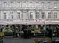 Façade sud, pendant le marché du vendredi
