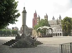 Le perron et le kiosque à musique.