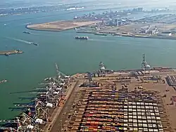 photo aérienne d'une plateforme de containers