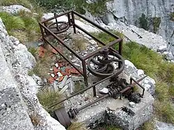 Système de treuil à l'extérieur d'un ancien abri des carriers