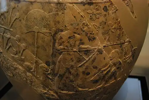 Tête de massue cérémonielle du roi Scorpion avec le roi portant la couronne blanche.