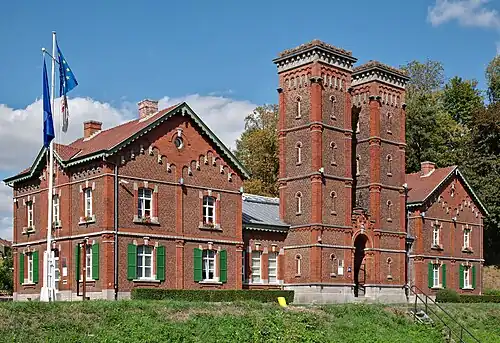 Bâtiment des machines de Bracquegnies. Une seule installation fournit de l'eau sous pression aux ascenseurs 2 et 3 espacés de 384&nbsp;mètres. L'architecture avec les bandes lombardes est influencée par l'éclectisme.