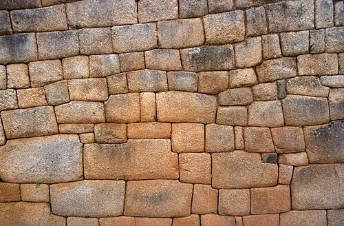 Mur de pierres ajustées avec précision à Machu Picchu.