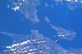 Image satellite du détroit de Mackinac, qui sépare la péninsule supérieure du Michigan (en haut) de la péninsule inférieure. À droite, les deux îles habitées : l'île Mackinac et la plus grande île Bois Blanc.