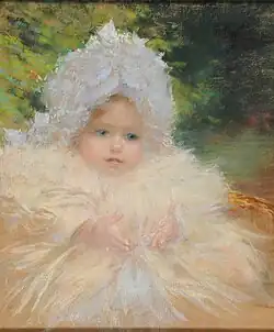 Madeleine Lemoine, la nièce du peintre, est représentée habillée d'une robe blanche, ses cheveux sont recouverts d'une coiffe blanche, devant des végétaux.