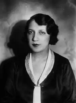 Portrait en noir et blanc d'une femme.