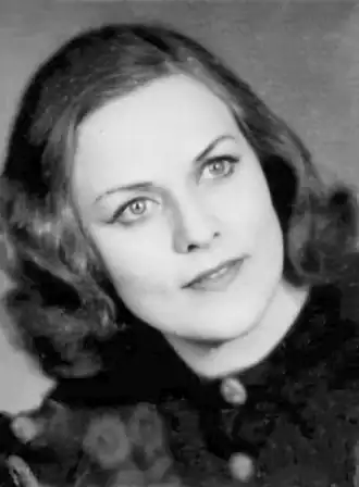 Jeune femme posant, le regard lointain.