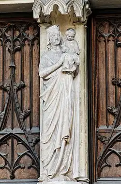 Madone à l'Enfant centrale.