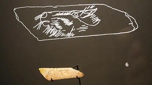 Tête de cheval gravée avec traces de couleur incrustée. Os, 4&nbsp;cm. Magdalénien, v. 14 000. La Roche, Lalinde, Dordogne